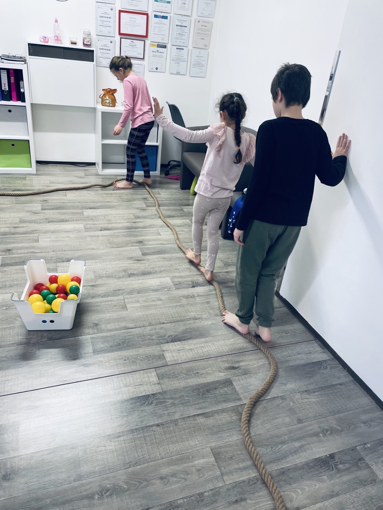 Deti v priestore ambulancie s lanom a loptičkami